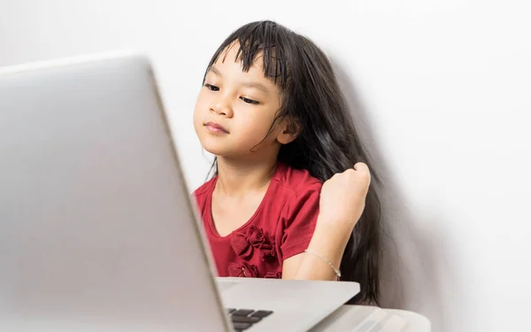 Cabello largo chica asiática se ve hermosa usando videollamada en Internet. Ella es demasiado su para utilizar la red social e Internet puede ser peligroso para los niños pequeños . —  Fotos de Stock
