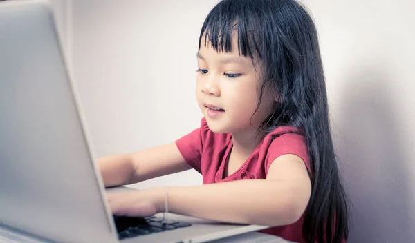 Feliz chica asiática está utilizando ordenador portátil . — Foto de Stock