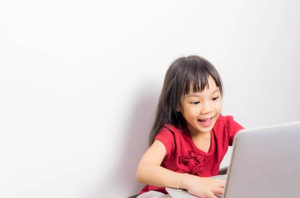 Pequeña chica asiática está teniendo pistola navegar por Internet con espacio de copia . — Foto de Stock