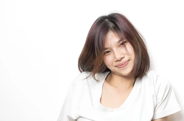Feliz bonito asiático tiro mulheres cabelo no fundo branco. Sorrindo senhora japonesa está sorrindo alegremente em camisa branca . — Fotografia de Stock