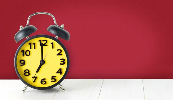 Reloj despertador amarillo en tema navideño para espacio de copia — Foto de Stock
