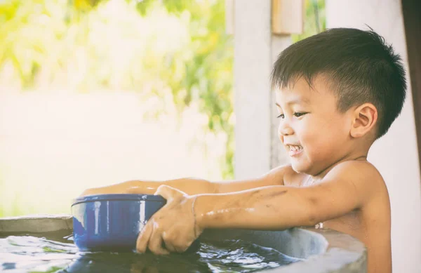 Asian Village poor boy is taking a bath from village water well. — Stock Photo, Image