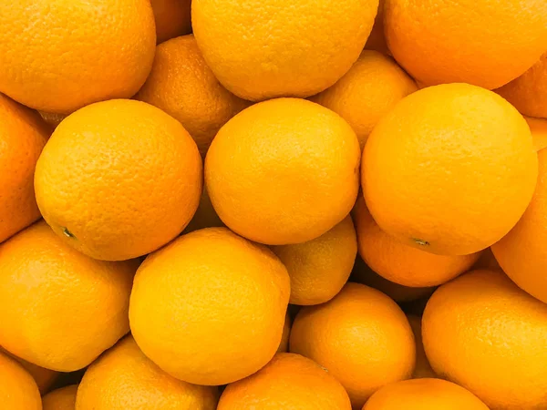 Kupie chiński pomarańczowy ułożone. Wiele z orange na sprzedaż w supermarkecie. Pomarańczowy wzór tekstury i tła. — Zdjęcie stockowe