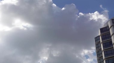 Güneş ışığında modern akıllı Daire bina bulut zaman atlamalı