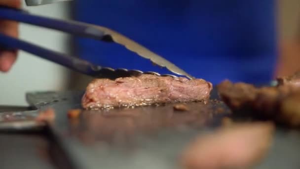 Corte de bife de carne com faca de metal afiada — Vídeo de Stock