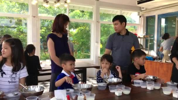 Famiglia con bambini piccoli stanno cucinando in un corso di cucina Bakery . — Video Stock