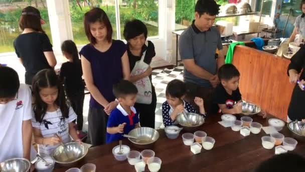 Rodziny z małymi dziećmi gotowania w piekarni gotowania klasy. — Wideo stockowe