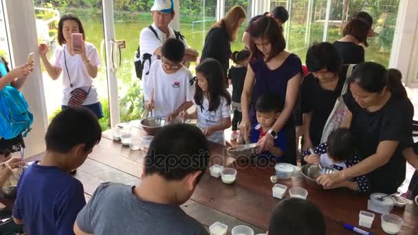 Familia con niños pequeños están cocinando en una clase de cocina panadería . — Vídeos de Stock