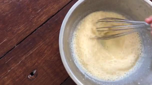 Kinder machen hausgemachtes Eis mit Eisschüssel. — Stockvideo