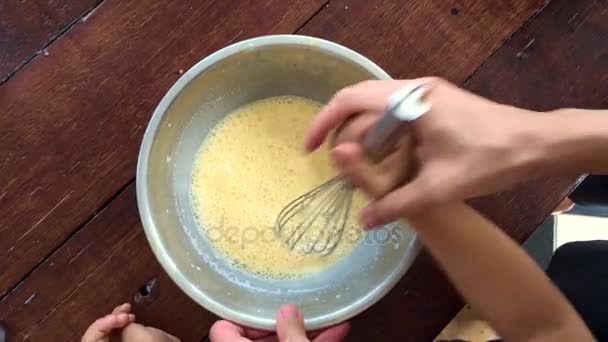 Crianças fazendo sorvete caseiro e padaria . — Vídeo de Stock
