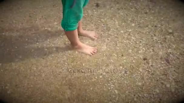 Niña pies jugando en la playa con la ola de agua — Vídeos de Stock