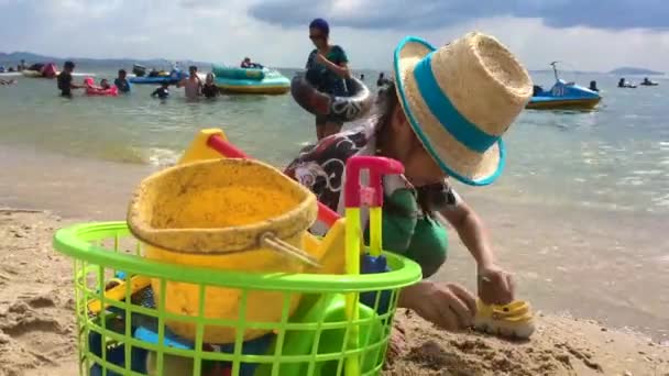 ท้องถิ่นและนักท่องเที่ยวจะรวมตัวกันที่หาดบางซาน ชายหาดแห่งนี้ตั้งอยู่ใกล้กับชายหาดพัทยา . — วีดีโอสต็อก