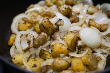 Pişirme yağı karıştırın kızarmış patates soğan ile