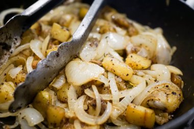 Pişirme yağı karıştırın kızarmış patates soğan ile