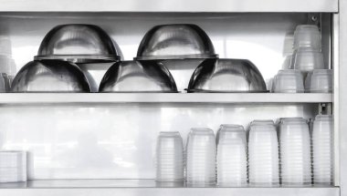 Mutfak mutfak eşyaları kase ve ekipman duvar.