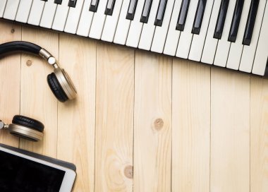 Müzik Teknolojisi Ekipmanlarında kopya alanı ile ahşap üzerine.