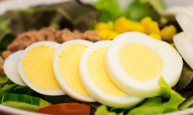 Dilimlenmiş yumurta ile Japon taze ton balıklı salata