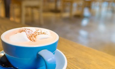 Sıcak kakao çikolata hatmi mavi bir fincan ile