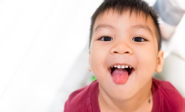 Asyalı çocuk onun dilini çıkarmış ağzını açın.