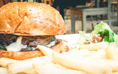 Kalın biftek burger patates kızartması ile.