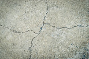 Beton duvar beyaz boya lekeli.