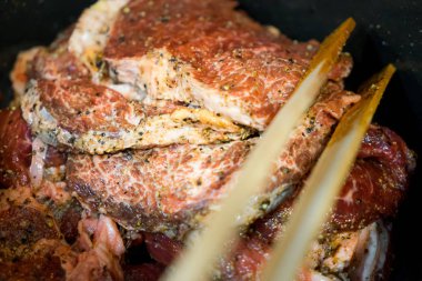 Maya biftek için ham sığır eti ile baharat karıştırma