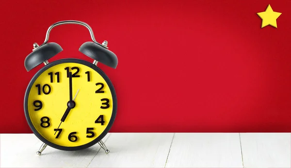 Reloj despertador amarillo en tema navideño para espacio de copia — Foto de Stock
