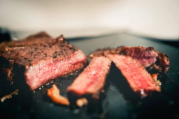 Rosa mittelseltenes Rindersteak in Stücke geschnitten — Stockfoto