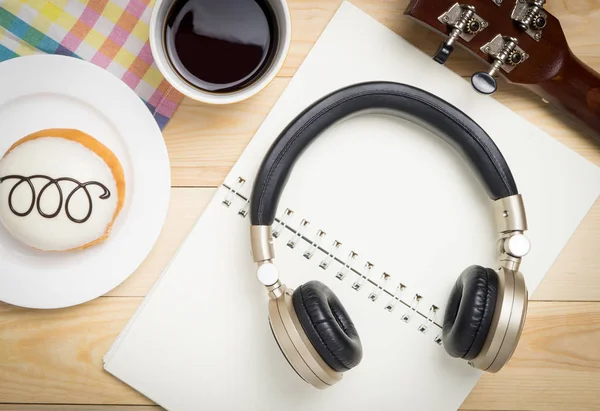 Auriculares de música para escribir canciones en una cafetería — Foto de Stock