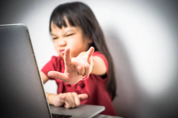 Chica asiática mostrando Amor o metal pesado signo de la mano mientras se utiliza el ordenador portátil navegar por Internet . —  Fotos de Stock