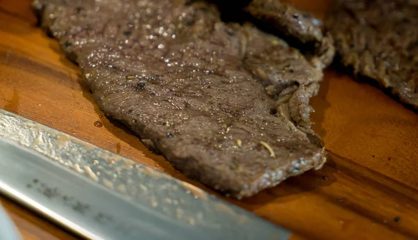 BBQ grillezett marha steak vörös tálca. — Stock Fotó