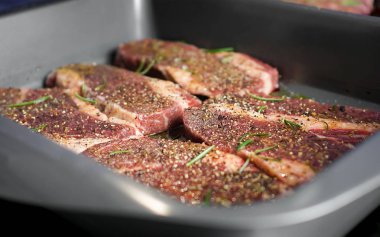 Barbekü için hazırlanan ev yapımı sığır eti biftek