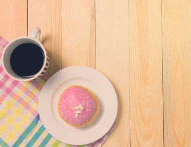 Çilekli donut ahşap Cafe tablo kopya alanı ile kahve