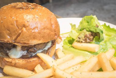 Dev sığır eti peynirli burger patates kızartması ve salata