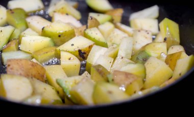 Pişirme yağı karıştırın kızarmış patates soğan ile