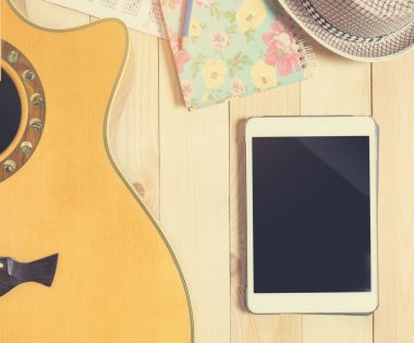Boş tablet ekranıyla müzik ekipman.