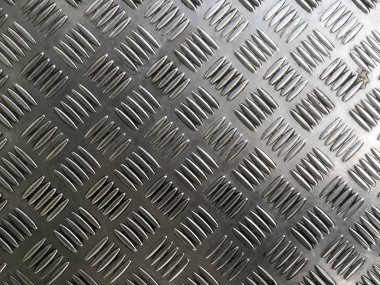 Metal plaka yer karoları ile anti slip doku.