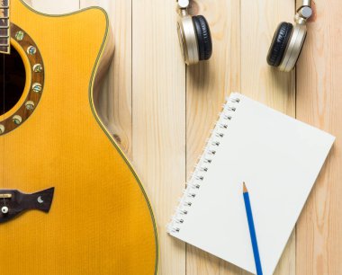 Müzik şarkı yazma cihazları, kitap, gitar, kulaklık şarkı yazmak için.