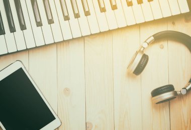 Merhaba teknoloji müzik aleti kopya alanı ahşap tablo.