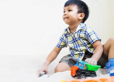 Asyalı çocuk sanal kopya alanı ile oynuyor