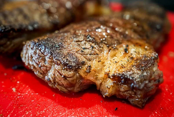 Grilování grilované hovězí steak na červené liště. — Stock fotografie