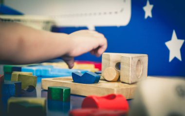 Mühendislik ahşap blok oyuncakla oynamak çocuk yardım.