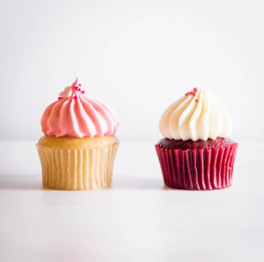 iki pastel renk kek beyaz masaya hizalama.