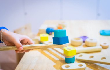 Çocuk renkli inşaat oyuncak legolarla oynuyor