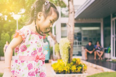 Asyalı çocuk bahçesinde trambolin üzerinde oynuyor