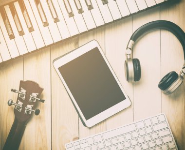 Bilgisayar müzik üretim nesneleri ahşap antika arka plan üzerinde.