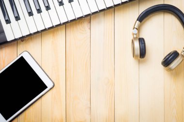 Müzik enstrümantal teknoloji aygıtta ahşap arka plan kopya alanı ile.