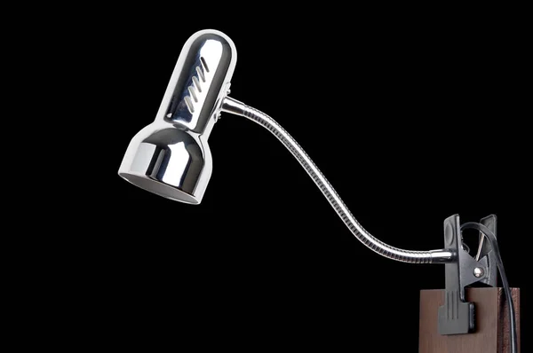 Biurko snap metal srebrny lampa na czarnym tle — Zdjęcie stockowe