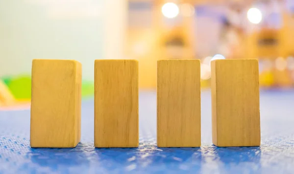 Crianças de madeira brinquedo bloco organizar de frente para a câmera . — Fotografia de Stock