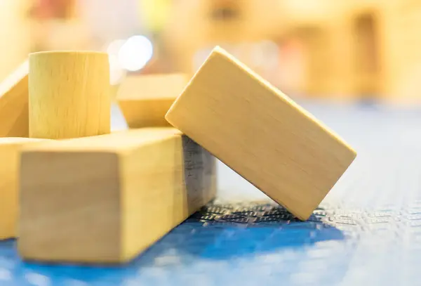 Bloco de brinquedo em branco de madeira para educação e entretenimento infantil . — Fotografia de Stock